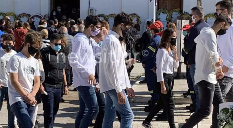 Σάμος: Λύγισαν και οι πέτρες στην κηδεία της Κλαίρης – Στα λευκά οι φίλοι της