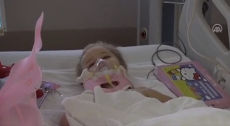 Σεισμός – Τουρκία: Η τρίχρονη Ελίφ τα κατάφερε – Τα πρώτα πλάνα από το κρεβάτι του νοσοκομείου