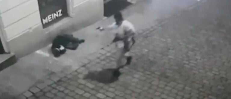 Βιέννη:  Βίντεο-σοκ με τρομοκράτη να πυροβολεί εν ψυχρώ πολίτη