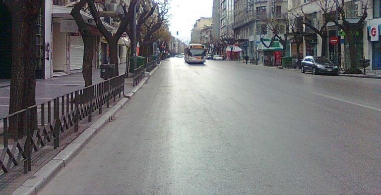Θεσσαλονίκη από Τρίτη: Κλειστά για 14 μέρες τα καταστήματα – Τέλος οι πτήσεις