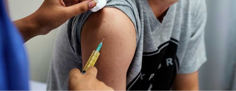 Ινδία: Εθελοντής που έκανε το εμβόλιο της AstraZeneca κατέθεσε αγωγή για «σοβαρές παρενέργειες»