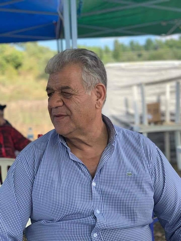 Και μετά σου λέει… μάθε παιδί μου γράμματα με τηλεκπαίδευση!: Εικόνες ντροπής με 5 παιδάκια στο χωριό Πεύκη του δήμου Πύργου να προσπαθούν χωρίς ίντερνετ μέσα στο κρύο, στην αυλή ενός καφενείου με ένα κινητό να κάνουν μάθημα 2 xouleis grigoris1