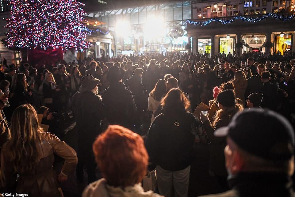 36491614 9021981 pictured covent garden packed with crowds of people on saturday a 18 1607214956199