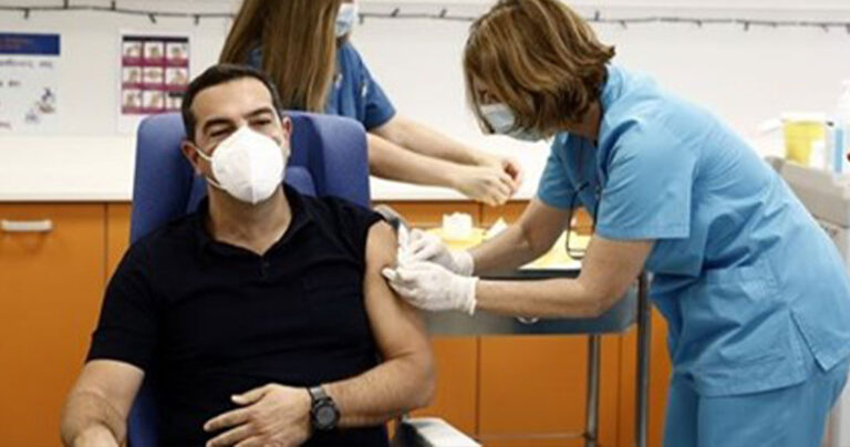 Χωρίς κάμερες ο εμβολιασμός του Τσίπρα κατά του κορονοϊού