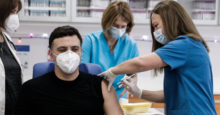 Εμβολιάστηκε ο υπουργός Υγείας Βασίλης Κικίλιας