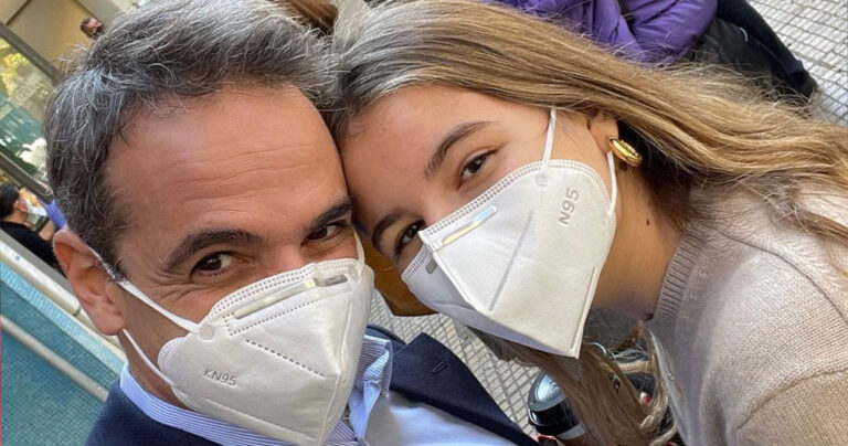 Ο Πρωθυπουργός και η κόρη του έκαναν click away για να αγοράσουν βιβλία