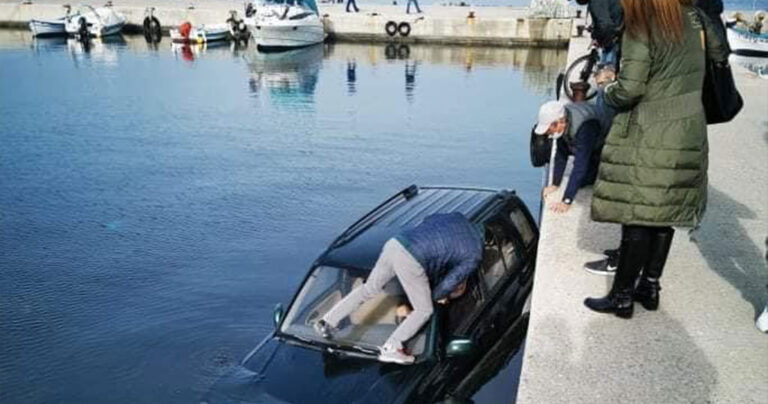 Θεσσαλονίκη: Αυτοκίνητο έπεσε μέσα σε λιμάνι – Περαστικοί έσωσαν τον οδηγό και το σκυλάκι του