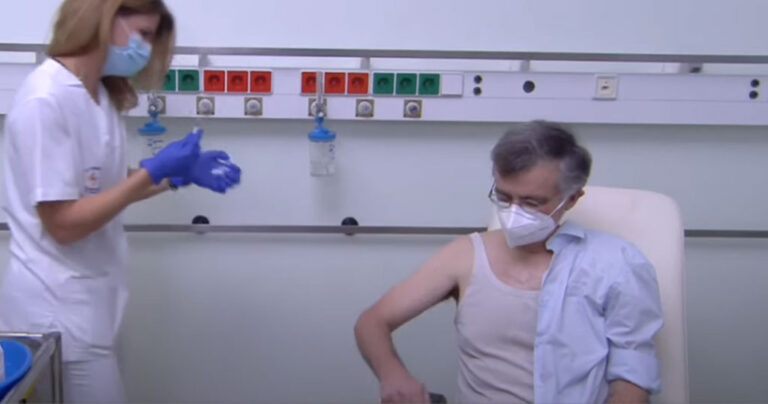 Γιατί χτύπησε ξύλο ο Τσιόδρας πριν κάνει το εμβόλιο;