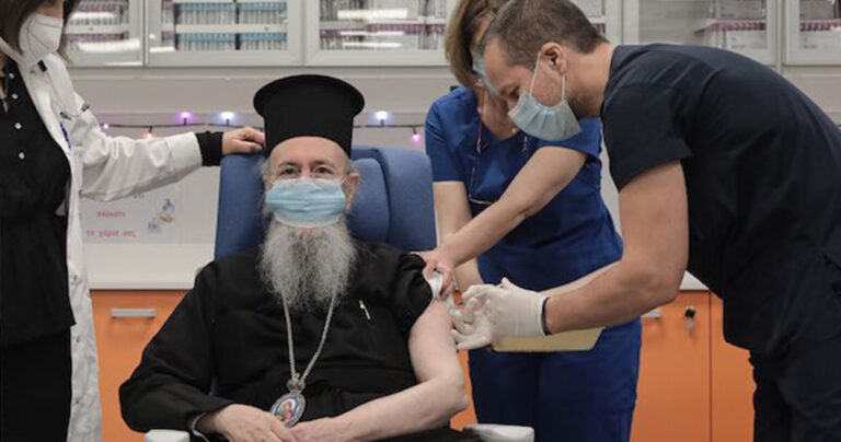 Ο… Θεούλης εμβολίασε τον Μητροπολίτη Ναυπάκτου