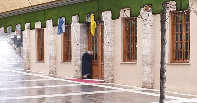 Γιαγιούλα καθόταν μέσα στην βροχή, γαντζωμένη από την κλειδωμένη πόρτα της Εκκλησίας