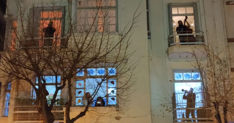 Θεσσαλονίκη: Η Αστυνομία διέκοψε συναυλία μουσικών από μπαλκόνια