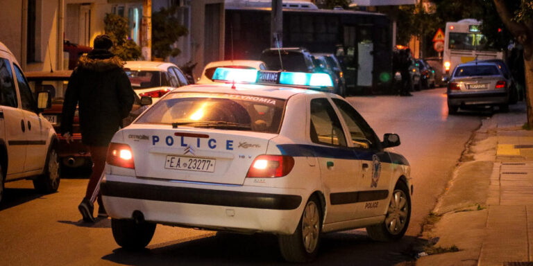 Σοκ στο Κερατσίνι: Άνδρας κρεμάστηκε σε δέντρο στη μέση του δρόμου