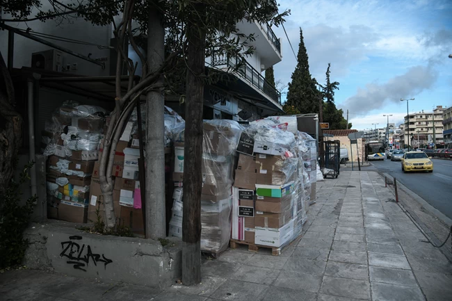 Κούριερ: Τι συμβαίνει με τις αποστολές; Καθυστερήσεις σε χιλιάδες πακέτα - Τι λένε εταιρείες και διανομείς 1 Κούριερ: Τι συμβαίνει τελικά με τις αποστολές; Χιλιάδες πακέτα εν αναμονή - Τι λένε εταιρείες και διανομείς