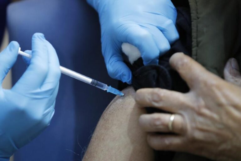 Σοβαρή αλλεργική αντίδραση στο εμβόλιο της Pfizer εμφάνισε υγειονομικός