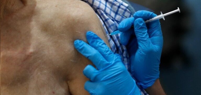 Συναγερμός στη Βρετανία: Δυο άτομα παρουσίασαν αλλεργική αντίδραση στο εμβόλιο