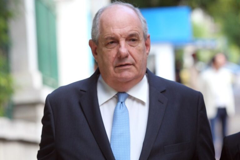 Τέρενς Κουίκ για εμβόλια: «Δεν βρήκαν εμβόλιο για τον καρκίνο και βρήκαν για τον κορωνοϊό;»