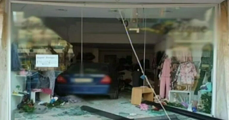 Click away-Ίλιον: Μπέρδεψε την όπισθεν και μπήκε με το αμάξι σε κατάστημα εσώρουχων