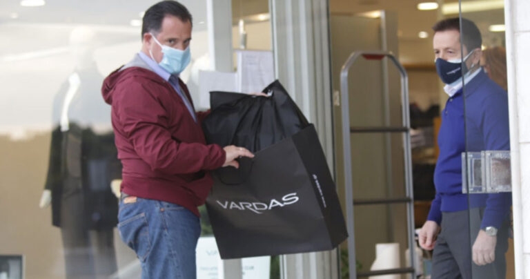 Ο Άδωνις ψώνισε κοστούμι με click away – «Πλήρωσα με την κάρτα μου, όλα απλά και εύκολα»