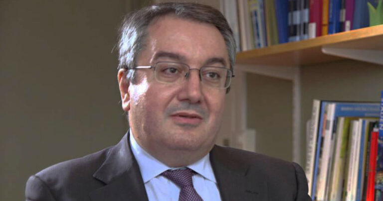 Μόσιαλος: «Όσο περισσότερο ανοίξουμε πριν τις γιορτές τόσο πιο μεγάλο το κλείσιμο μετά»