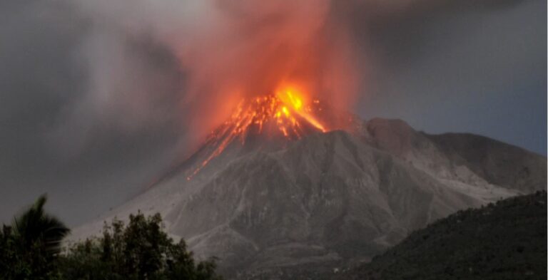 «Ξύπνησε» ηφαίστειο στον Άγιο Βικέντιο, φεύγουν οι κάτοικοι από τα σπίτια