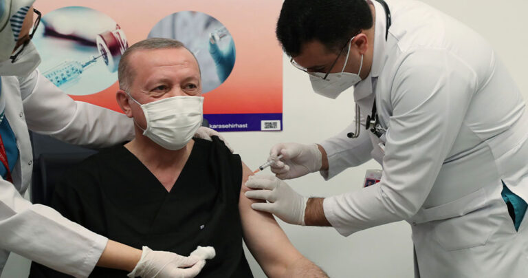 Ο Ερντογάν έκανε σήμερα το εμβόλιο του κορονοϊού σε ζωντανή μετάδοση