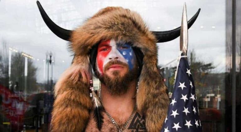 Εισβολή στο Καπιτώλιο: Συνελήφθη ο άνδρας με τα κέρατα και το δόρυ