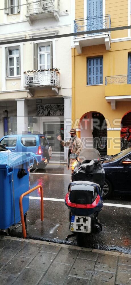 Πάτρα: Επεισοδιακή προσαγωγή του Λάκη Γαβαλά στο κέντρο της πόλης - ΔΕΙΤΕ ΦΩΤΟ