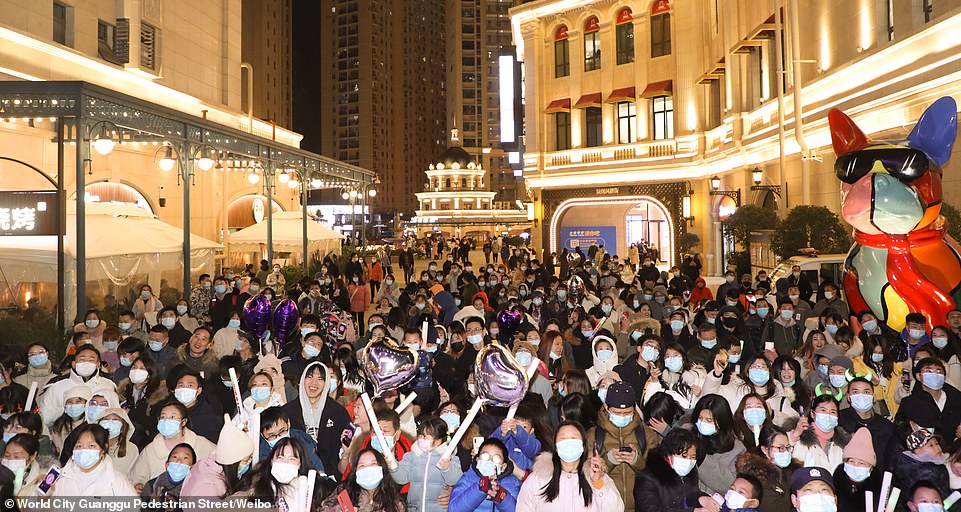 37461188 9101821 wuhan crowds of people were seen on the streets of wuhan tonight a 59 1609439576796