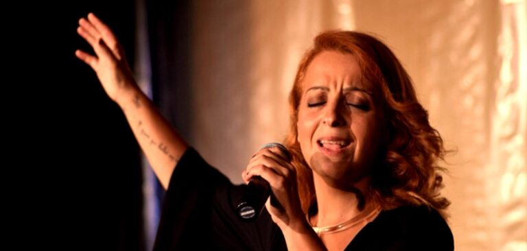 «Με κλείδωσε στο σπίτι του και με κυνηγούσε γυμνός» – Νέα καταγγελία από την ερμηνεύτρια Λυδία Σέρβου