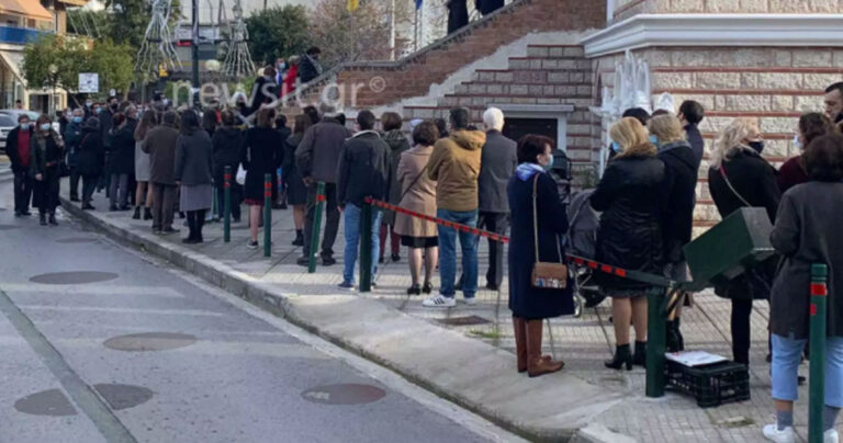 Θεοφάνεια: «Βούλιαξε» από πιστούς ο Άγιος Δημήτριος – Απίστευτες εικόνες