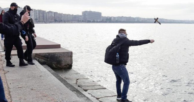 Επεισόδια στη Θεσσαλονίκη – Έριξαν τον Σταυρό στο Θερμαϊκό και τους συνέλαβε η αστυνομία