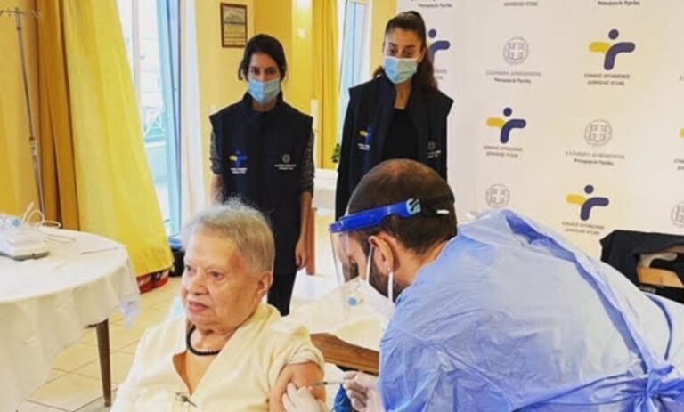 Η 95χρονη κ. Δέσποινα η πρώτη που εμβολιάστηκε σε οίκο ευγηρίας για τον κορωνοϊό