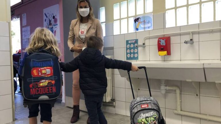 Ο κωδικός που θα στέλνουν οι γονείς από τη Δευτέρα για να πάνε τα παιδιά τους στο σχολείο