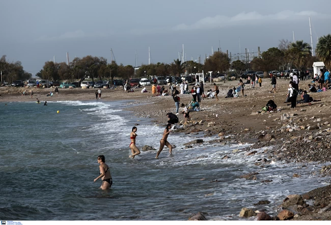 Χαμός σε παραλίες - Ο κόσμος δεν άντεξε μέσα βγήκαν όλοι για βόλτα σήμερα 4 παραλια Γλυφαδα