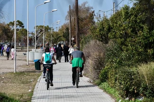 Πάει περίπατο η καραντίνα - Όλοι έξω: Χαμός σε Γλυφάδα, Φλοίσβο, Καβούρι - Βόλτες και σε Ακρόπολη, Φιλοπάππου [εικόνες]