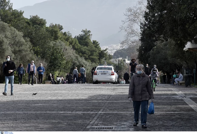 Χαμός σε παραλίες - Ο κόσμος δεν άντεξε μέσα βγήκαν όλοι για βόλτα σήμερα 8 αστυνομια ακροπολη