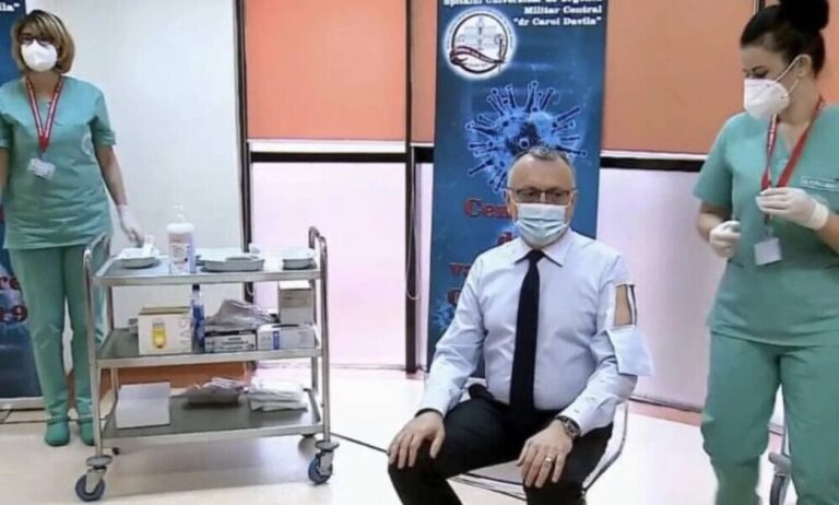 Η πατέντα της χρονιάς: Ρουμάνος υπουργός με… πορτάκι στο πουκάμισο για τον εμβολιασμό