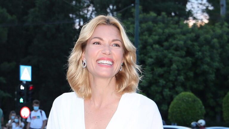 Η 15χρονn Βίκυ Καγιά στην αγκαλιά του Λευτέρη Πανταζή