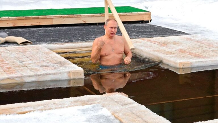 Ο Πούτιν κάνει τον σταυρό του και βουτά σε παγωμένα νερά για τα Φώτα