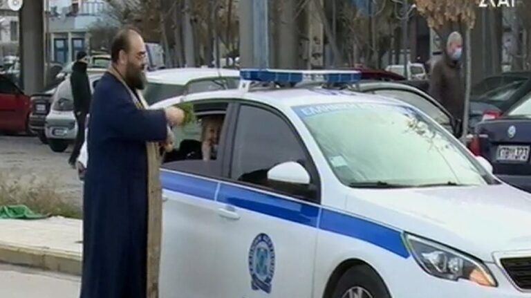 Θεσσαλονίκη: Ιερέας ραντίζει με αγιασμό τα περιπολικά της ΕΛ.ΑΣ.