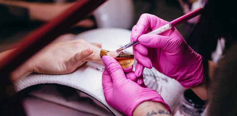 Ανοιχτά από Δευτέρα και τα κομμωτήρια, νυχάδικα και κέντρα αισθητικής