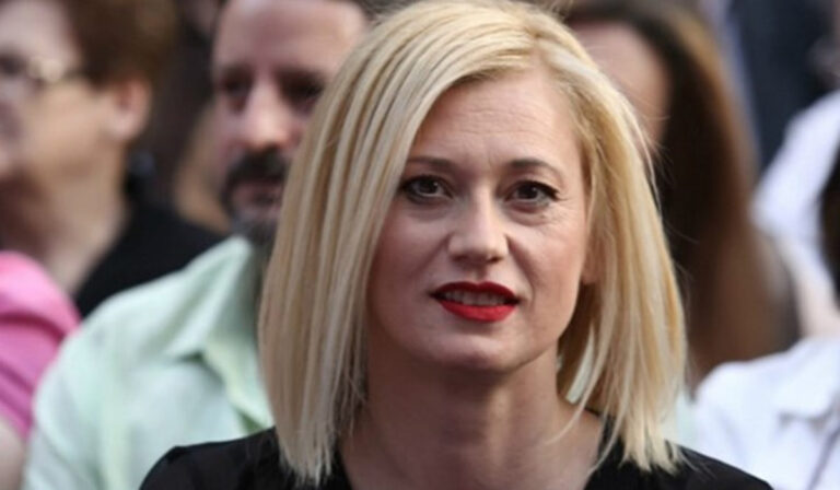 Έξαλλη η Ραχήλ Μακρή: «Η χούντα του Facebook μου έριξε τα προφίλ»