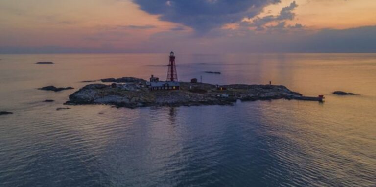 Ζητείται άτομο να ζήσει μία εβδομάδα σε φάρο μόνο με φαγητό και ταινίες