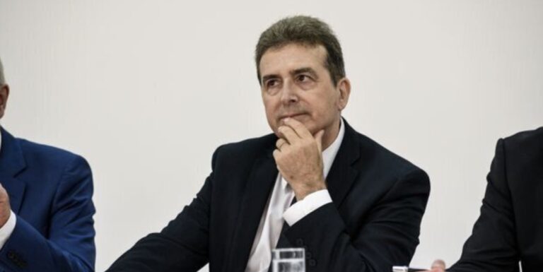 Χρυσοχοΐδης: Απέλυσε καθαρίστριες για να προσλάβει ιδιώτη εργολάβο