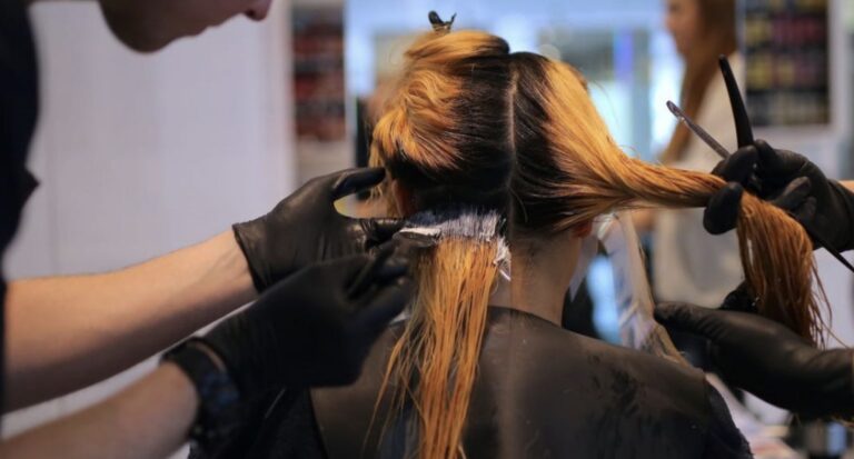 Ανοίγουν τη Δευτέρα τα κομμωτήρια και τα κέντρα αισθητικής – Τι θα γίνει με το λιανεμπόριο