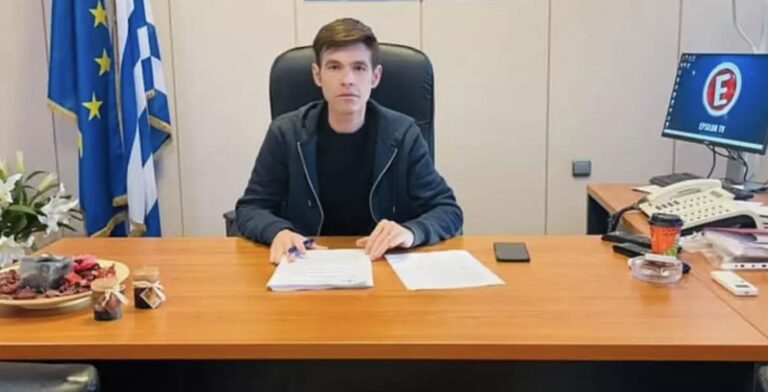 Μένιος Φουρθιώτης: Ποζάρει στο πολιτικό του γραφείο που μόλις ετοιμάστηκε