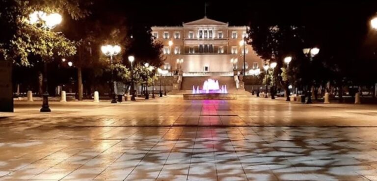 Σκληρό lockdown στην Αττική, άνοιγμα σχολείων «στον αέρα» και click away ξανά – Όλα τα σενάρια