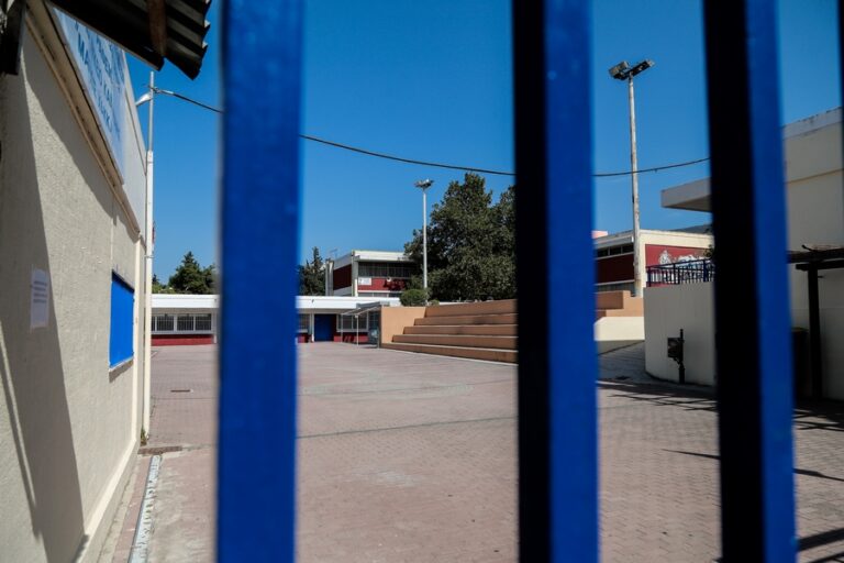 ΟΛΜΕ για σχολεία: Ανοίγουν για να ξανακλείσουν – Διασπείρουν κορωνοϊό