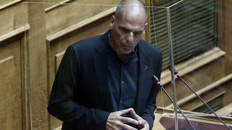 Ο Βαρουφάκης ζήτησε από τον Μητσοτάκη να καταργήσει την ΔΑΠ