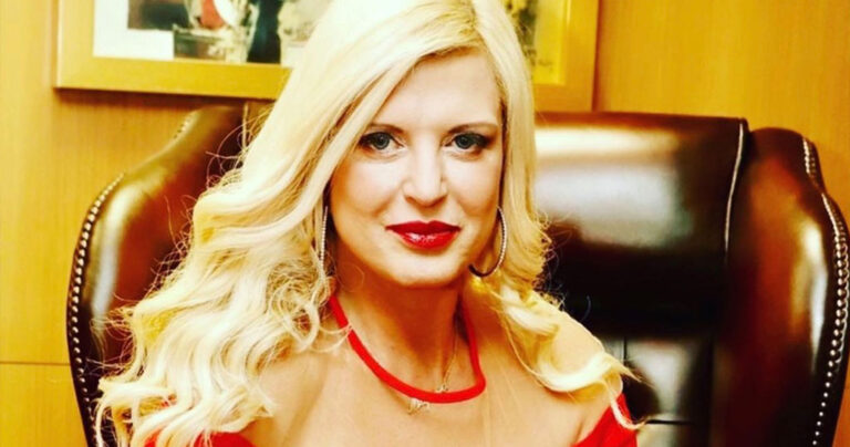 Μαρίνα Πατούλη: Με κατακόκκινη βελούδινη τουαλέτα δηλώνει συγκλονισμένη από τις αποκαλύψεις για τα θύματα βίας